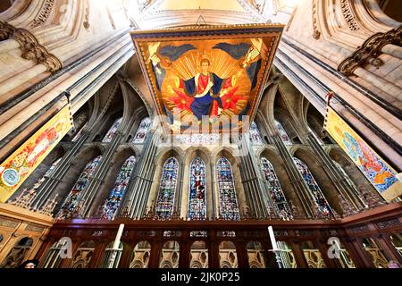 La Cattedrale di Durham costruita nel 1093 dai Normanni è un sito patrimonio dell'umanità dell'UNESCO e mostra la tomba di San Cuthbert con tetto ad arco e colonne e l'EA Foto Stock