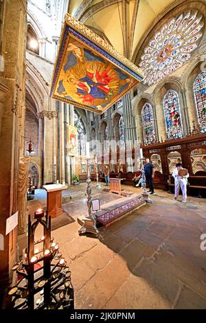 La Cattedrale di Durham costruita nel 1093 dai Normanni è un sito patrimonio dell'umanità dell'UNESCO e mostra la tomba di San Cuthbert con tetto ad arco e colonne e l'EA Foto Stock