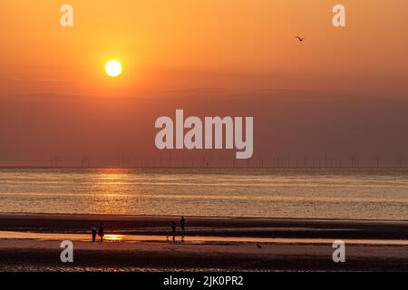 Tramonto sulle turbine eoliche offshore, Prestatyn sulla costa settentrionale del Galles Foto Stock