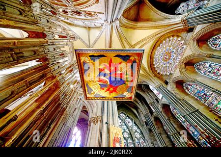 La Cattedrale di Durham costruita nel 1093 dai Normanni è un sito patrimonio dell'umanità dell'UNESCO e mostra la tomba di San Cuthbert con tetto ad arco e colonne e l'EA Foto Stock