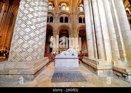 Durham Cattedrale costruita nel 1093 dai Normanni è un sito patrimonio dell'umanità dell'UNESCO mostrato la navata di fronte alla navata con una scultura e colonne sdraiati e il Foto Stock