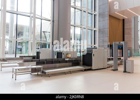 Macchine a raggi X al punto di controllo di sicurezza del terminal dell'aeroporto di Istanbul, Turkiye Foto Stock
