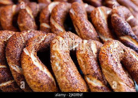 Chiudi il tradizionale bagel turco chiamato simit Foto Stock