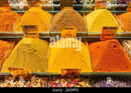 Una bancarella del Bazaar delle spezie di Istanbul che vende tisane e spezie diverse Foto Stock