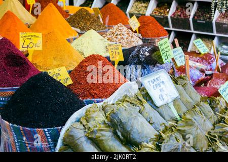 Una bancarella dal Bazaar delle spezie di Istanbul che vende erbe e spezie diverse Foto Stock