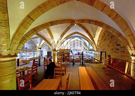 La Cattedrale di Durham costruita nel 1093 dai Normanni è un sito patrimonio dell'umanità dell'UNESCO, è mostrato il libro della cattedrale e negozio di souvenir con le sue colonne di caverna e Foto Stock