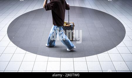 2022-07-29 11:02:27 SCHIPHOL - viaggiatori a Schiphol. Schiphol ha lottato da tempo con una carenza di addetti alla sicurezza e di addetti al trasporto dei bagagli, e in combinazione con l'aumento del flusso di vacanzieri, questa carenza ha portato a grandi folle. ANP FREEK VAN DEN BERGH paesi bassi fuori - belgio fuori Foto Stock