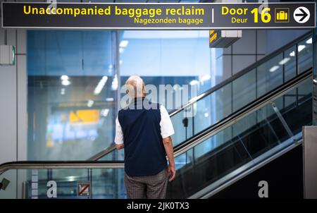 2022-07-29 10:55:44 SCHIPHOL - un segno con il bagaglio inoltrato. Schiphol ha lottato da tempo con una carenza di guardie di sicurezza e di portavaligie, e in combinazione con l'aumento del flusso di vacanzieri, questa carenza ha portato a grandi folle. ANP FREEK VAN DEN BERGH paesi bassi fuori - belgio fuori Foto Stock