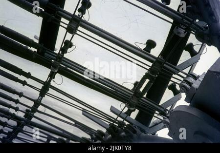 Il Parco Olimpico di Monaco in costruzione, dettaglio del tetto. Fogli di plexiglas visti dal basso poco dopo la loro installazione nel 1972. Germania Foto Stock