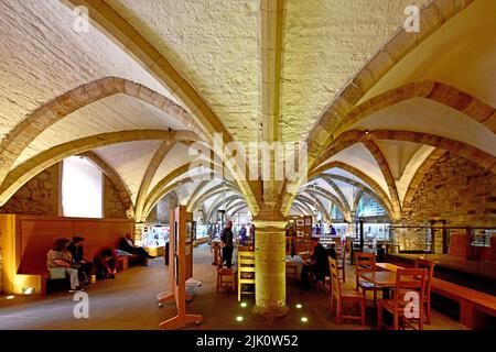 La Cattedrale di Durham costruita nel 1093 dai Normanni è un sito patrimonio dell'umanità dell'UNESCO, è mostrato il libro della cattedrale e negozio di souvenir con le sue colonne di caverna e Foto Stock