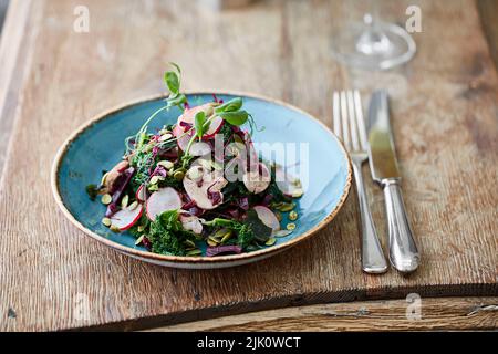 Piselli sparare e insalata sana di verdure Foto Stock