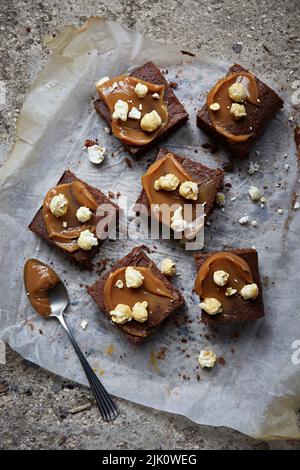 Brownie al cioccolato con caramello salato e popcorn Foto Stock