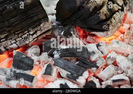 Le braci di carbone che si illuminano (riempiendo il telaio) Foto Stock