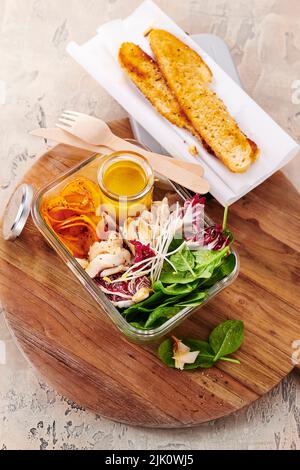 Trota affumicata con zucca, germogli di piselli e insalata 'To Go' Foto Stock