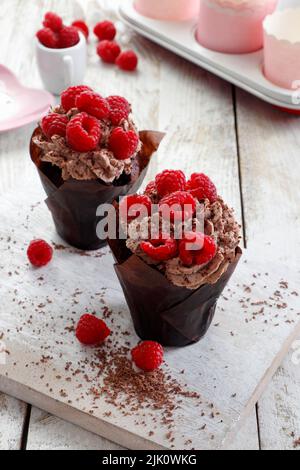 Muffin al cioccolato vegano con lamponi Foto Stock