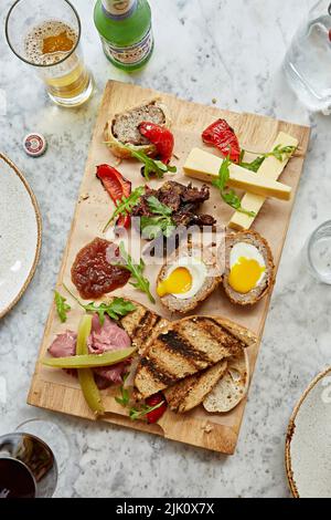 Condivisione di meze board e birra Foto Stock