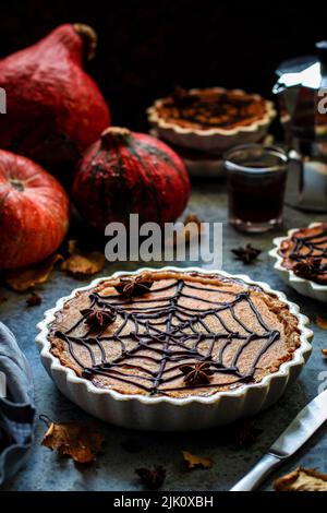 Torta di zucca con decorazioni a ragnatela Foto Stock