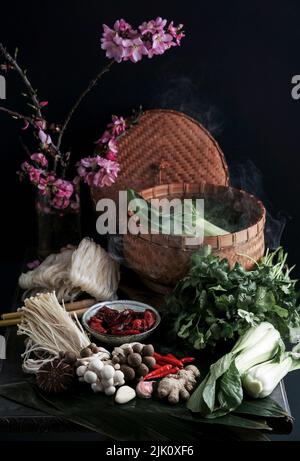 Ingredienti per la cucina asiatica in una vaporiera di bambù Foto Stock