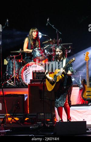 28 luglio 2022, Roma, Roma, Italia: Concerto della cantante e cantautrice italiana Carmen Consoli al Volevo fare la rock star tour a Roma. Carmen Consoli ha suonato gli ultimi quattro pezzi con la sua amica Marina Rei in batteria. In serata è stata premiata anche da Amnesty International Italia 2022. (Credit Image: © Claudio Enea/Pacific Press via ZUMA Press Wire) Foto Stock