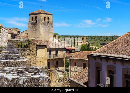 Veduta aerea di un centro storico con la sua chiesa romanica e il suo muro di pietra. Sepulveda Segovia. Foto Stock