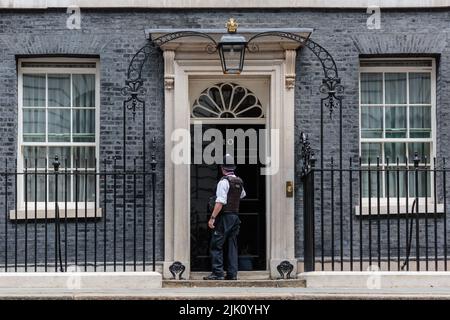 Poliziotto al di fuori del numero 10 di Downing Street, Londra, Regno Unito. Amanda Rose/Alamy Live News Foto Stock