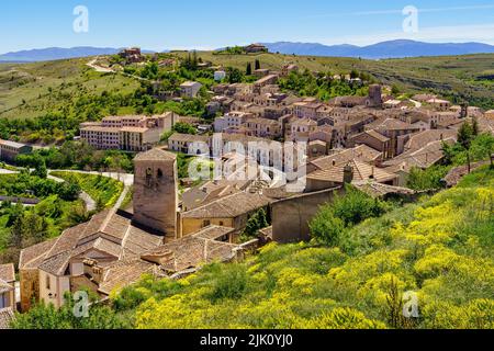 Vista aerea di un'antica città medievale con i suoi tetti e le torri della chiesa. Sepulveda Segovia Spagna. Foto Stock