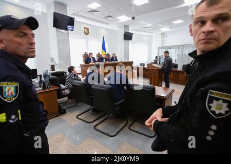 Un'audizione in tribunale nel caso del soldato dell'esercito russo Vadim Shishimarin, 21 anni, sospettato di violazioni delle leggi e delle norme di guerra in mezzo all'invasione russa dell'Ucraina. (Foto di Oleksii Chumachenko / SOPA Image/Sipa USA) Foto Stock