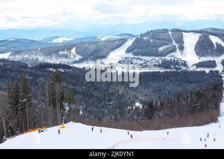 Stazione sciistica di Bukovel in Ucraina . Montagne ucraine dei Carpazi in inverno Foto Stock