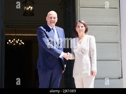 Athene, Grecia. 29th luglio 2022. Annalena Baerbock (Bündnis 90/Die Grünen), ministro degli Esteri, incontra ad Atene il suo omologo greco Nikos Dendias per colloqui. Il ministro si reca poi in Turchia. Credit: Annette Riedl/dpa/Alamy Live News Foto Stock