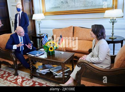 Athene, Grecia. 29th luglio 2022. Annalena Baerbock (Bündnis 90/Die Grünen), ministro degli Esteri, incontra ad Atene il suo omologo greco Nikos Dendias per colloqui. Il ministro si reca poi in Turchia. Credit: Annette Riedl/dpa/Alamy Live News Foto Stock