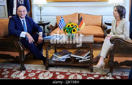 Athene, Grecia. 29th luglio 2022. Annalena Baerbock (Bündnis 90/Die Grünen), ministro degli Esteri, incontra ad Atene il suo omologo greco Nikos Dendias per colloqui. Il ministro si reca poi in Turchia. Credit: Annette Riedl/dpa/Alamy Live News Foto Stock