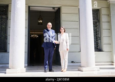 Athene, Grecia. 29th luglio 2022. Annalena Baerbock (Bündnis 90/Die Grünen), ministro degli Esteri, incontra ad Atene il suo omologo greco Nikos Dendias per colloqui. Il ministro si reca poi in Turchia. Credit: Annette Riedl/dpa/Alamy Live News Foto Stock