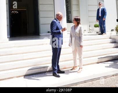 Athene, Grecia. 29th luglio 2022. Annalena Baerbock (Bündnis 90/Die Grünen), ministro degli Affari esteri, incontra ad Atene la sua controparte greca Nikos Dendias (l). Il ministro si reca poi in Turchia. Credit: Annette Riedl/dpa/Alamy Live News Foto Stock