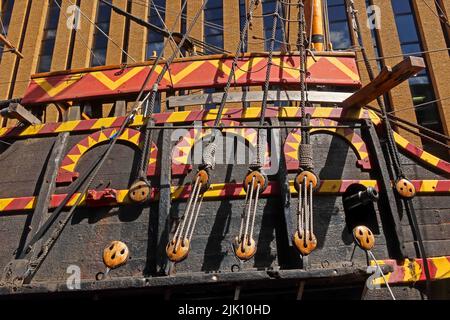 Navi che si aggrappano sul galeone di vela Golden Hinde capitanato da Francis Drake, durante circumnavigazione 1577, St Mary Overie's Dock, Cathedral St, Londra Foto Stock