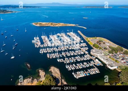 Una pittoresca vista su un drone di Oak Bay Marina, Victoria, Vancouver Island, BC Canada in un giorno estivo soleggiato Foto Stock