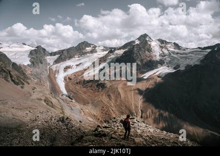 Eine Frau Wandert in einem Gletschergebiet im Sommer. Klimawandel am Gletscher. Sommerkleidung und Gletscher Foto Stock