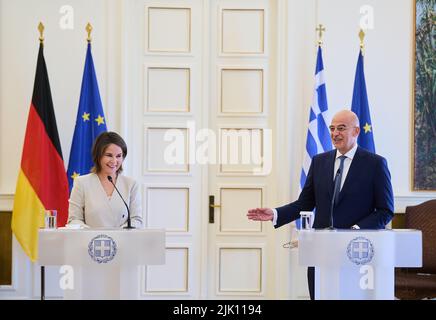 Athene, Grecia. 29th luglio 2022. Annalena Baerbock (Bündnis 90/Die Grünen), ministro degli Esteri, si trova accanto al suo omologo greco Nikos Dendias durante la dichiarazione stampa. Il ministro si reca poi in Turchia. Credit: Annette Riedl/dpa/Alamy Live News Foto Stock