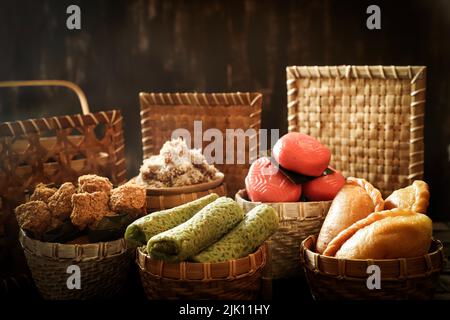 Spuntini dolci e salati assortiti da Manado, Nord Sulawesi Foto Stock