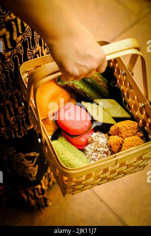 Spuntini dolci e salati assortiti da Manado, Nord Sulawesi Foto Stock