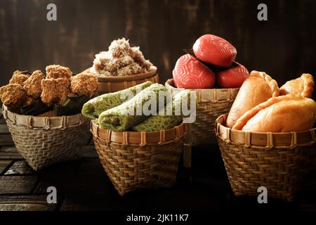 Spuntini dolci e salati assortiti da Manado, Nord Sulawesi Foto Stock