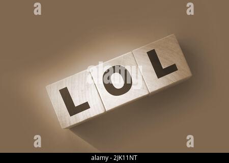 LOL segno. Blocchi di legno su sfondo bianco di legno. Foto Stock