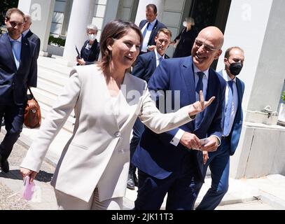 Athene, Grecia. 29th luglio 2022. Annalena Baerbock (Bündnis 90/Die Grünen), ministro degli Esteri, e il suo omologo greco Nikos Dendias lasciano il Ministero degli Esteri greco ad Atene dopo i colloqui. Il ministro si reca poi in Turchia. Credit: Annette Riedl/dpa/Alamy Live News Foto Stock