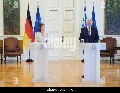 Athene, Grecia. 29th luglio 2022. Annalena Baerbock (Bündnis 90/Die Grünen), ministro degli Esteri, si trova accanto al suo omologo greco Nikos Dendias durante la dichiarazione stampa. Il ministro si reca poi in Turchia. Credit: Annette Riedl/dpa/Alamy Live News Foto Stock