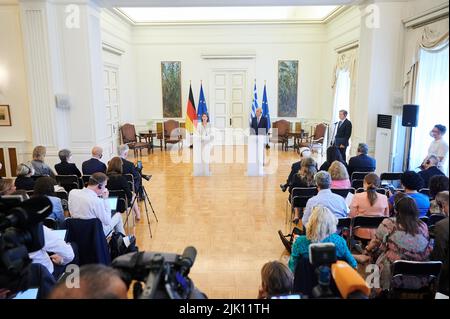 Athene, Grecia. 29th luglio 2022. Annalena Baerbock (Bündnis 90/Die Grünen), ministro degli Esteri, si trova accanto al suo omologo greco Nikos Dendias durante la dichiarazione stampa. Il ministro si reca poi in Turchia. Credit: Annette Riedl/dpa/Alamy Live News Foto Stock