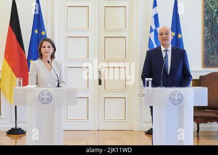 Athene, Grecia. 29th luglio 2022. Annalena Baerbock (Bündnis 90/Die Grünen), ministro degli Esteri, si trova accanto al suo omologo greco Nikos Dendias durante la dichiarazione stampa. Il ministro si reca poi in Turchia. Credit: Annette Riedl/dpa/Alamy Live News Foto Stock