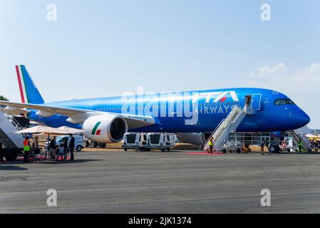 Airbus A350 di ITA Airways, Italia trasporto Aereo alla fiera Farnborough International Airshow 2022, Hampshire, UK. Nuova compagnia aerea Foto Stock