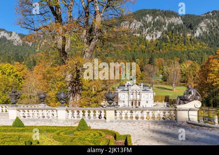 Castello di Linderhof, Valle di Graswang, Alpi di Ammergau, alta Baviera, Germania, Europa Foto Stock