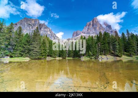 Maestosa vetta rocciosa di Tofana di Rozes specchiata nelle acque limpide del lago Bai De Dones, Dolomiti, Passo Lagazuoi, Veneto, Italia, Europa Foto Stock