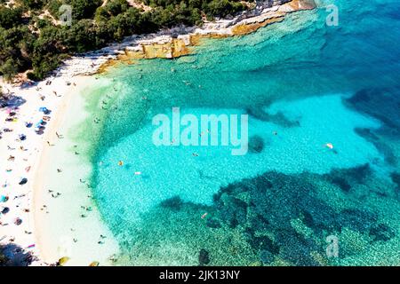 I turisti che nuotano nel mare turchese trasparente alla spiaggia di Emplisi, vista dall'alto, Fiskardo, Cefalonia, Isole IONIE, Grecia, Grecia, Europa Foto Stock