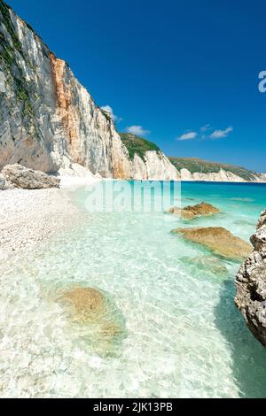 Cielo estivo limpido sul mare turchese trasparente a Fteri Beach, Cefalonia, Isole IONIE, Isole Greche, Grecia, Europa Foto Stock